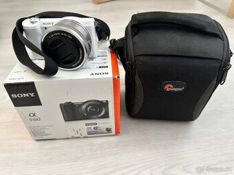 Sony Alpha A5100 (bílý) + 16–50mm objektiv – výborný stav,