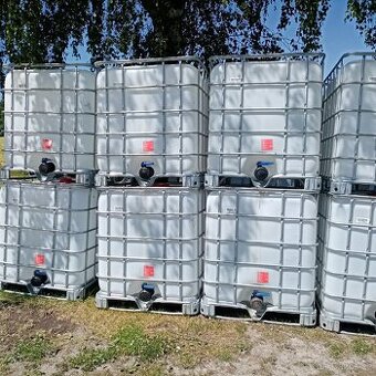 IBC nádrže kontejnery na 1000 litrů černé bílé