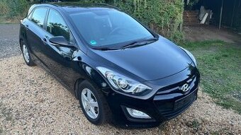 HYUNDAI i30 1.4i RV. 2014,SERVISNÍ KNIHA.