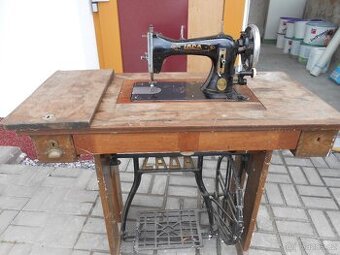 Starý šicí stroj LADA