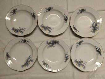 Staré talíře s poměnkami