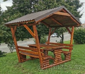 přístřešek s dřevěným sezením