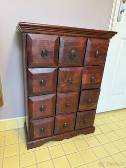 Malá masivní skříň (vhodná na CD)