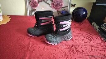 NOVÁ DĚTSKÁ ZIMNÍ OBUV ZA POLOVINU CENY.VELIKOST 34.