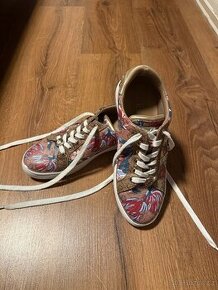 Dámké tenisky GUESS 39