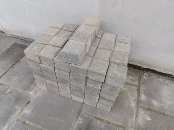 Betonová kostka 8x6 cm.