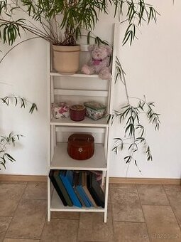 Bílé žebříkové police – stylový kousek