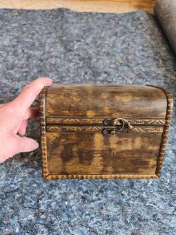 Dřevěná truhlička s ornamenty