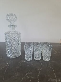 Karafa se šesti sklenkami