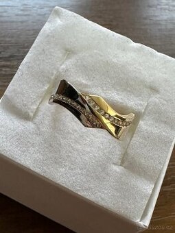 Zlatý dámský prsten