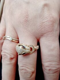 Zlatý dámský prsten s hlavou jaguara