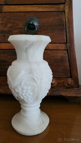 Menší váza z bílého  mramoru,  starožitná