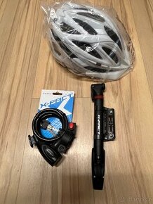Cyklistická helma, zámek a pumpička