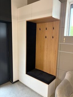 Skříň s čalouněným sezením - 1