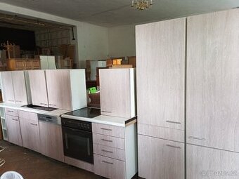 Kuchynska linka plně vybavena.