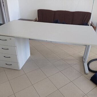 Velký kancelářský stůl s šuplíky