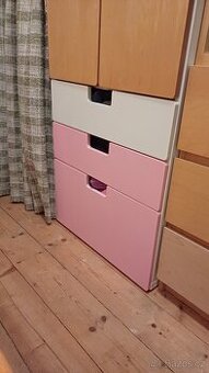 Nabízím růžová čela šuplíků skříně Stuva za bílá či dřevěná