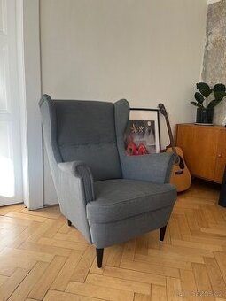 Šedivé křeslo ušák