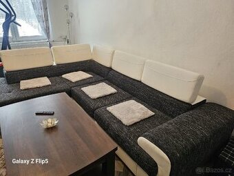 Prodám před rokem koupenou rohovou rozkládací sedačku.