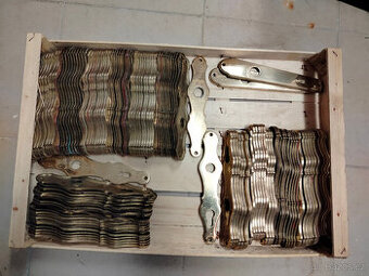 Mosazná klika a stítky