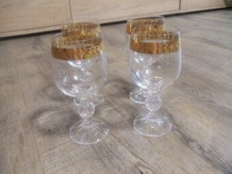 Skleničky na víno