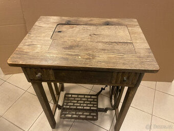 Starý šicí stroj Mundlos Victoria 88G