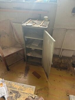 Plechová dílenská skříňka