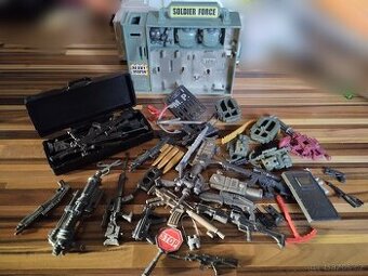 Hračky pro malé vojáky, kufr jde zapnout.