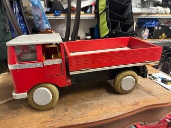 Staré dřevěné velké auto