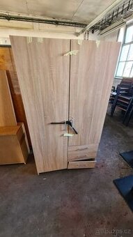 Dřevěný nábytek, skříně, postele, peříňáky atd.