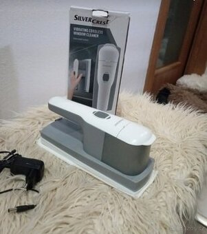 Vibrační akumulátorový čistič oken