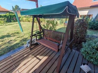 Dřevěná zahradní houpačka