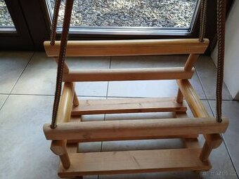 Nová dřevěná houpačka