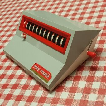 Retro mechanická kalkulačka