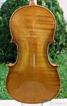 Staré housle s silným zvukem