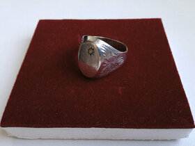 Stříbrný pánský prstýnek s kamínkem