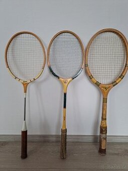 Staré badmintonové rakety