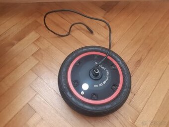Kolo s motorem na koloběžku