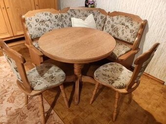 Rohová lavice, kulatý jídelní stůl a 2 židle