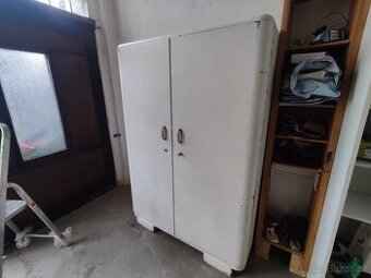 Stará dřevěná skrin