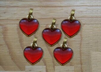 Červené srdíčko z kovu zlaté barvy 5 ks, krásný přívěsek