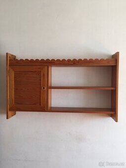 DŘEVĚNÁ -SKŘÍNKA- POLICE - VITRÍNA