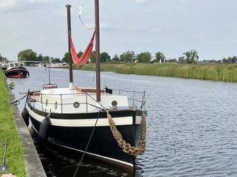 Dřevěná motorová kajutová loď 1954