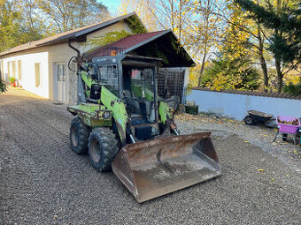 Smykový nakladač Locust 750