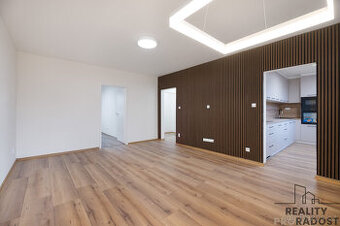 Nabízíme k prodeji krásný, slunný byt 3+1 s lodžií v osobním