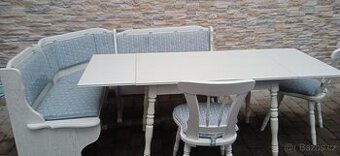 Rohová lavice bílá se stolem +2 židlemi
