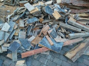 Palivové dřevo ze stavby