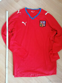 Sportovní národní triko. Se znakem. Ve švu poparnute.