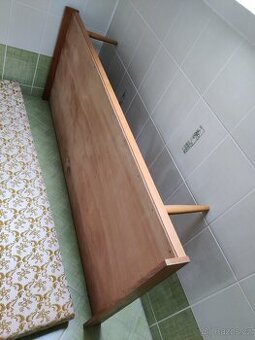 postel dřevěná starší