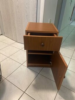 Pěkná skříňka volně stojící